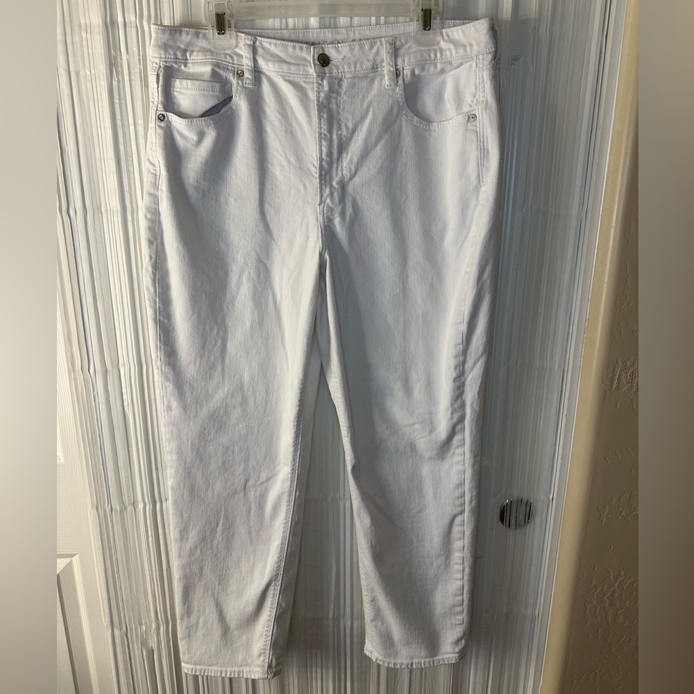 American Eagle Outfitters White Mom Jean